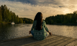 frau am see macht pause